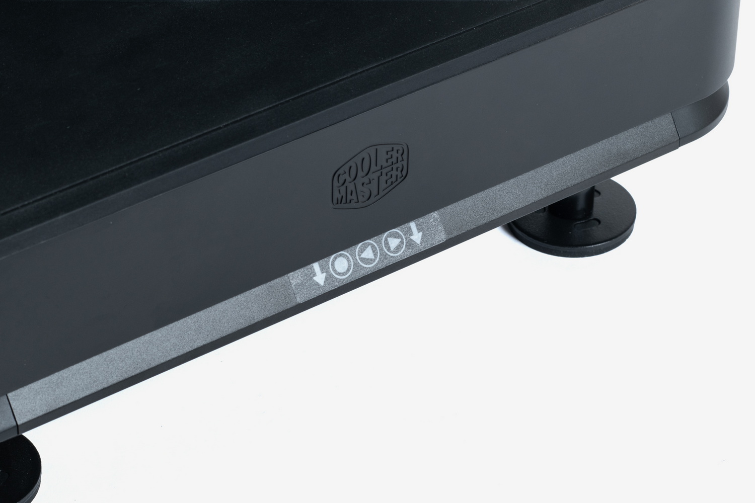 お立ち台正面下部/ボタンの位置を示すガイド。ここから底面に指を入れると、3つボタンがあるのが分かる。液晶モニターの操作はこのボタンで行う