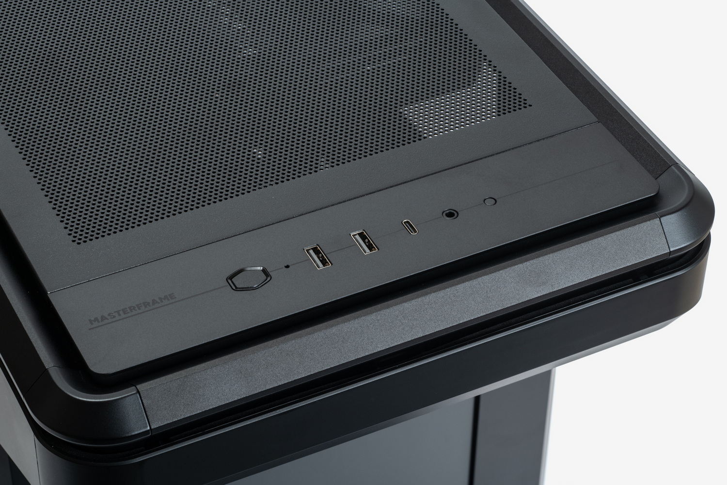 フロントパネル上部には、USB 20Gbps Type-C×1、USB 5Gbps Type-A×2、オーディオ入出力×1、電源およびリセットスイッチを備える
