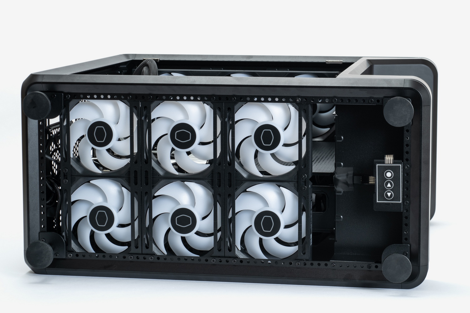 マウンターに固定したファン群をケースに取り付けた状態。底面、天板ともに構造は同じ。底面側から吸気し、天板側から排気する設置方向とする