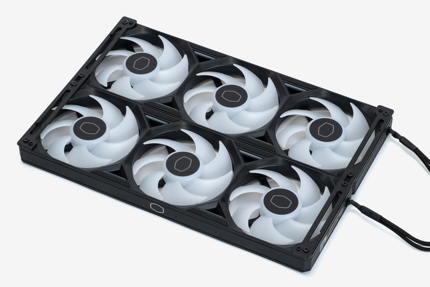 こちらは6基分のファンをマウンターに固定した底面側。SickleFlow Edge 360 ARGBは4カ所のネジ止めだけでOKなので取り付け作業が楽