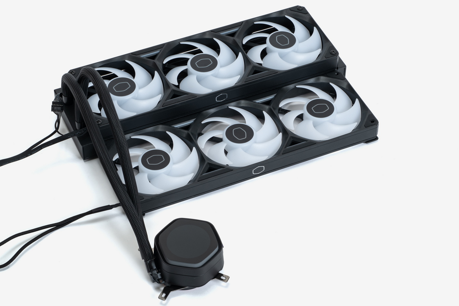 天板に固定するラジエーターとファンをマウンターに取り付けたところ。水冷クーラーのチューブを前後どちらから出すか悩むところだが、スペースには十分余裕があるのでお好みとチューブ長の余裕次第