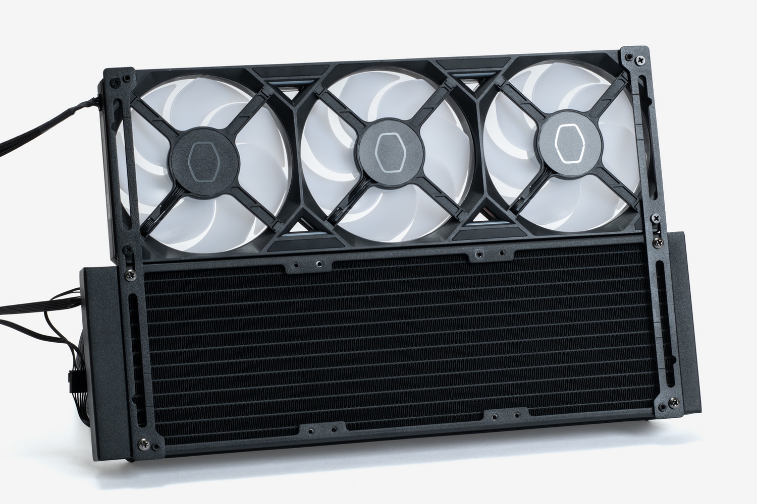 天板に固定するラジエーターとファンをマウンターに取り付けたところ。水冷クーラーのチューブを前後どちらから出すか悩むところだが、スペースには十分余裕があるのでお好みとチューブ長の余裕次第