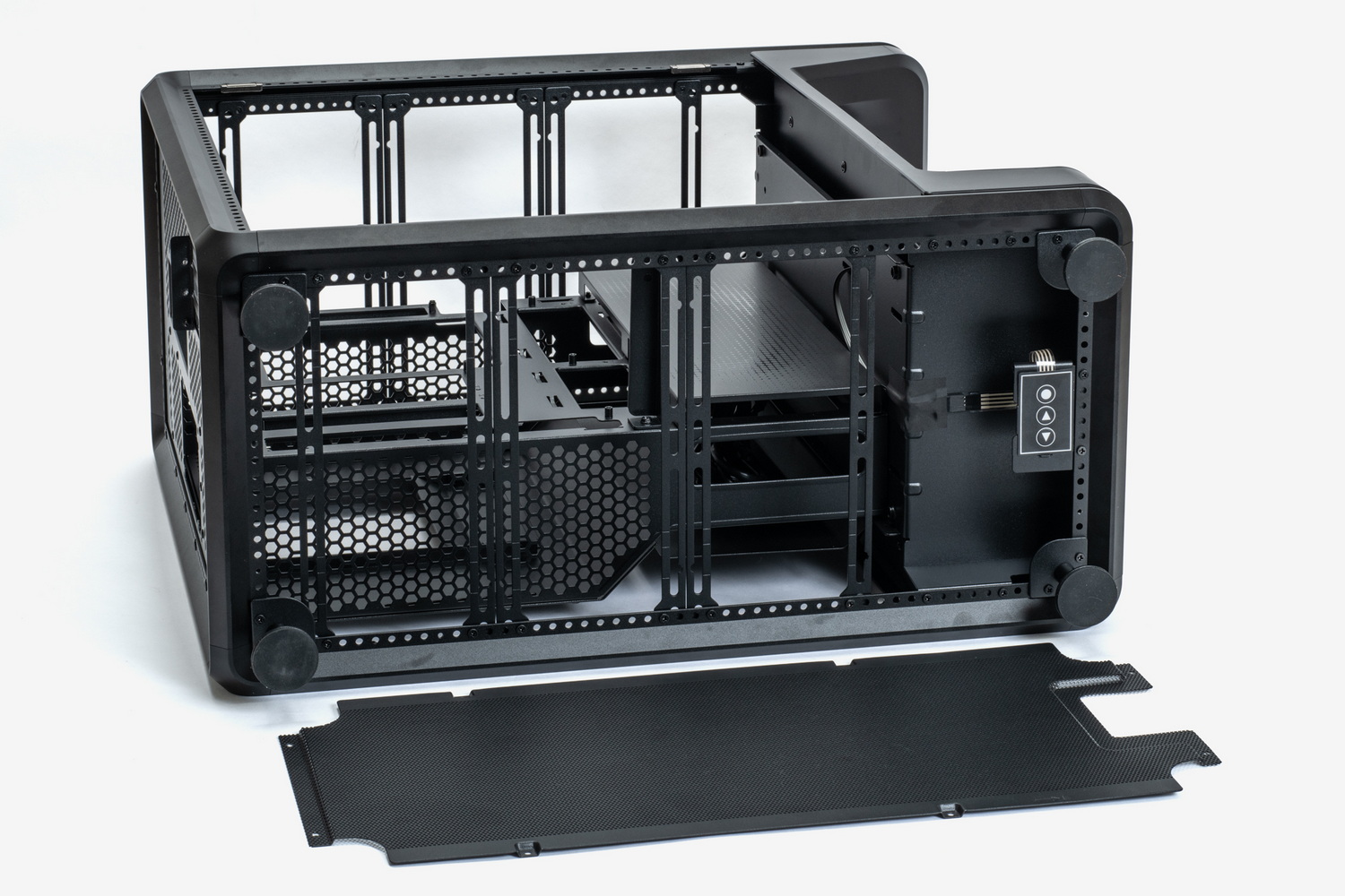 ケース下部を底面側から見たところ。底面カバーは金属製メッシュプレートでネジ止めされている。ファンの取り付け作業時には一旦プレートを外す