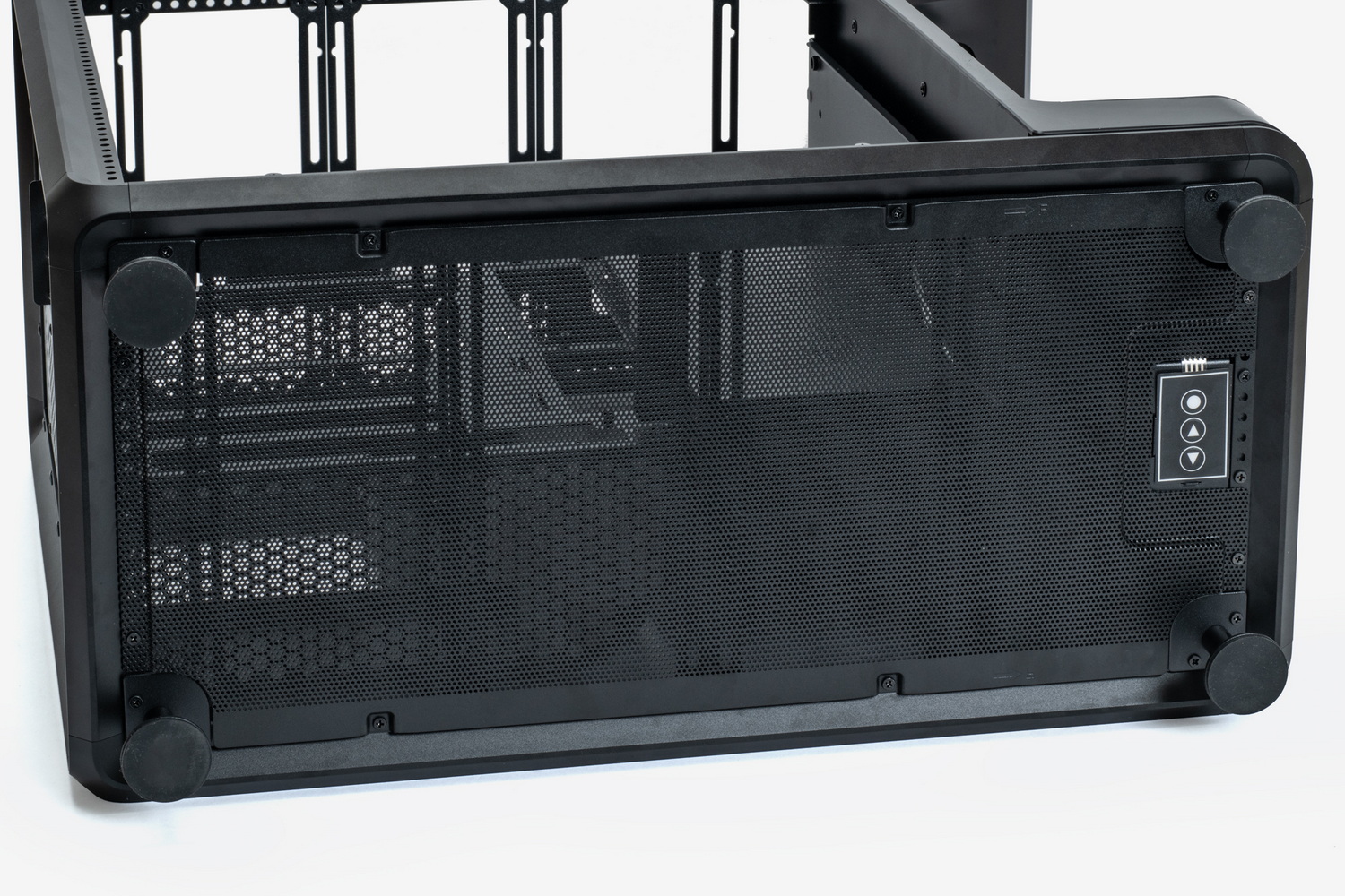 ケース下部を底面側から見たところ。底面カバーは金属製メッシュプレートでネジ止めされている。ファンの取り付け作業時には一旦プレートを外す