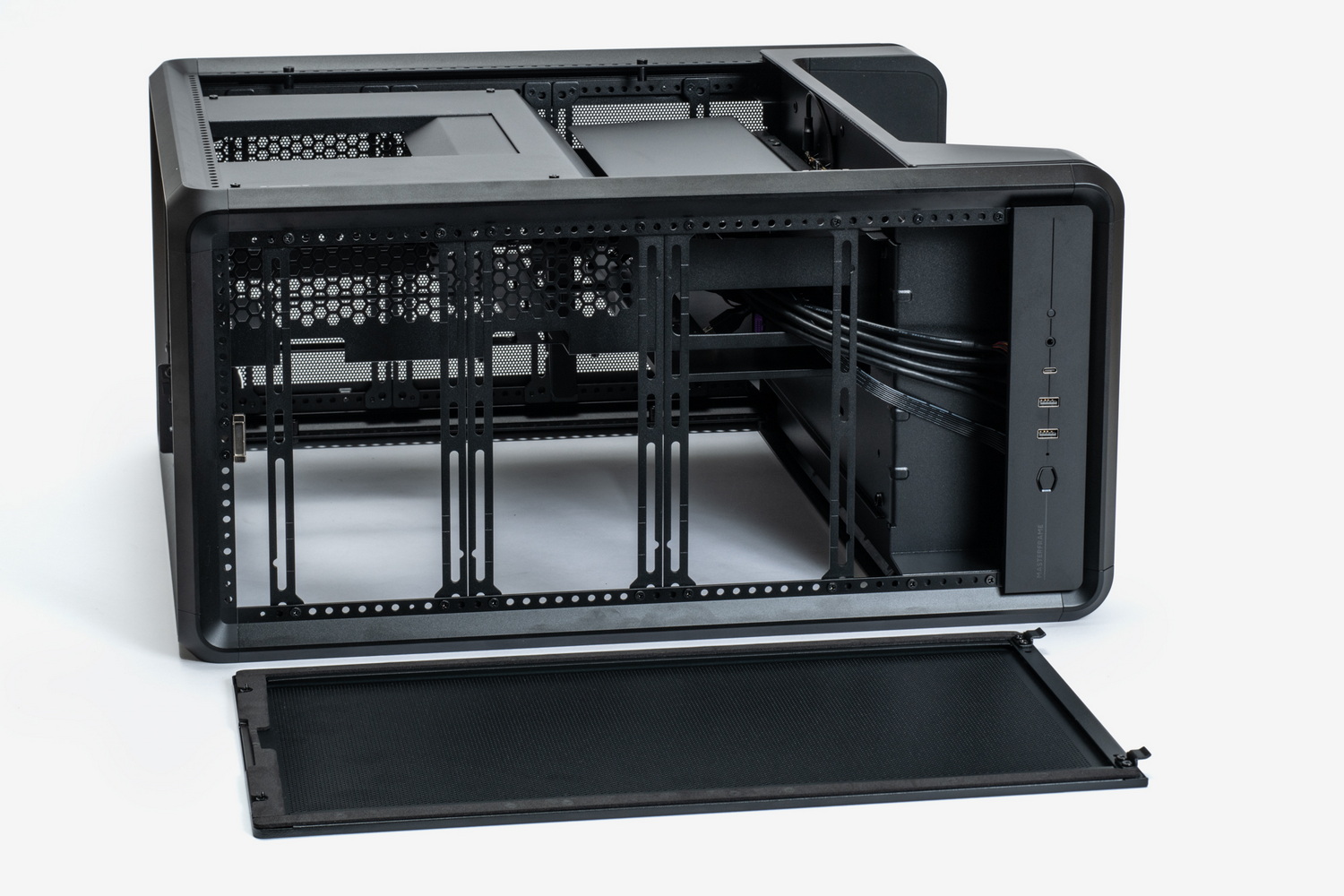 ケースを天板側から見たところ。こちらのメッシュプレートで、カバーはマグネット固定。本機の側板や天板カバーを固定するマグネットはかなり強力