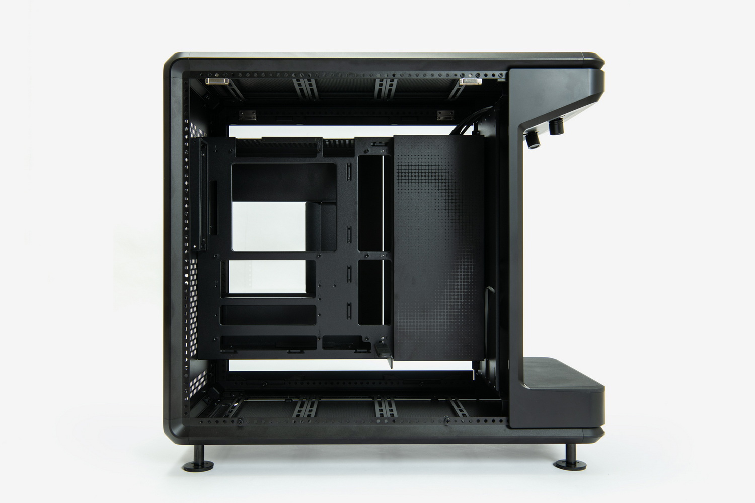 ケース内部。左側面側はマザーボードやビデオカード、CPUクーラーなどを取り付けるメイン区画。最新のPCケースらしく、空間を横切ったりスペースを削ったりする構造物がない。右側面側は電源ユニットやドライブを取り付けたりケーブルを収納したりする裏面区画。写真ではカバー類を付けているが作業スペースはこちらもかなり広い