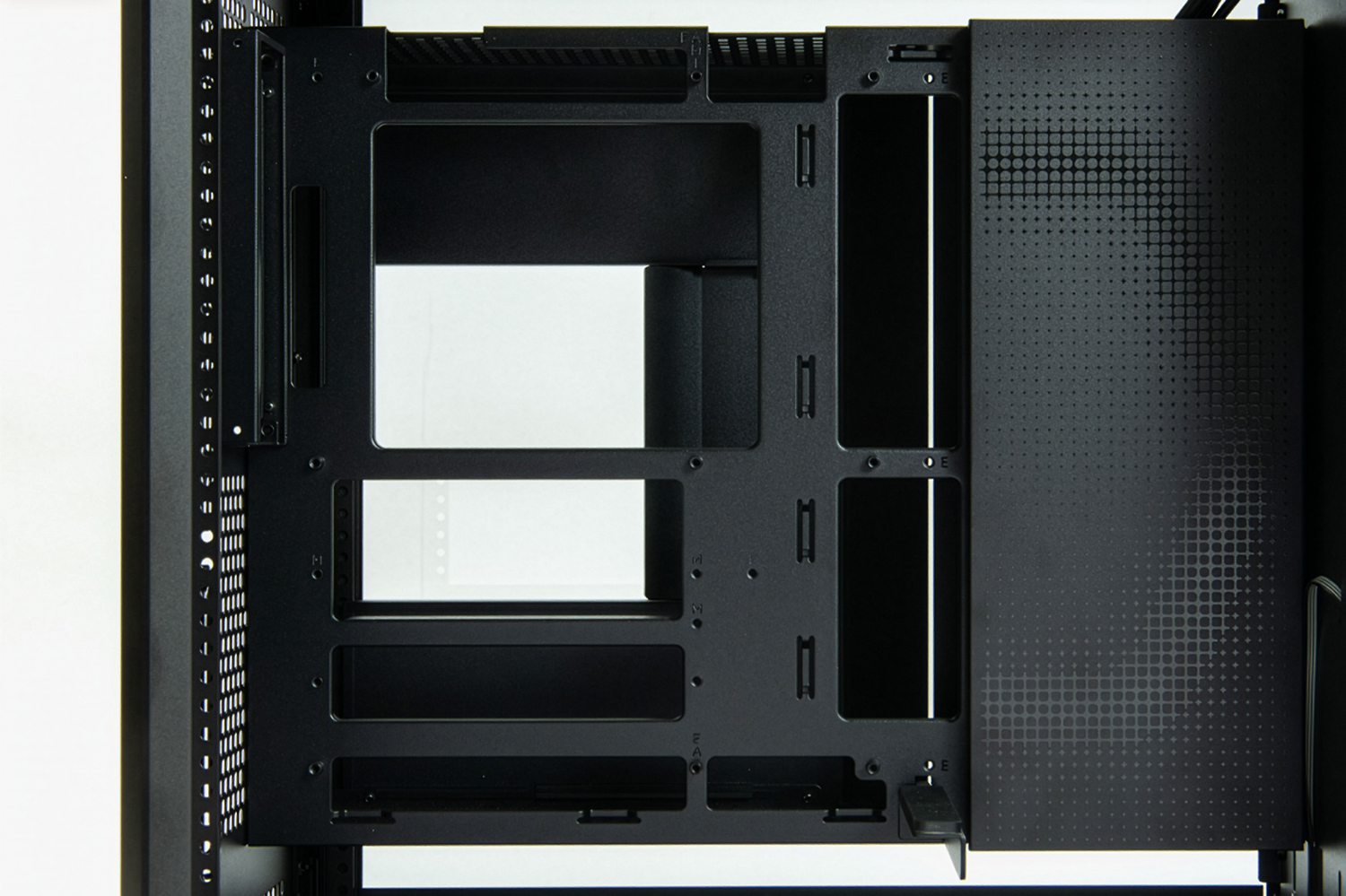 マザーボードは、ATX、microATX、Mini-ITXの各サイズに対応。裏面側からマザーボード裏面にアクセスする開口部も多く設けられているため、背面コネクター設計の製品も利用可能