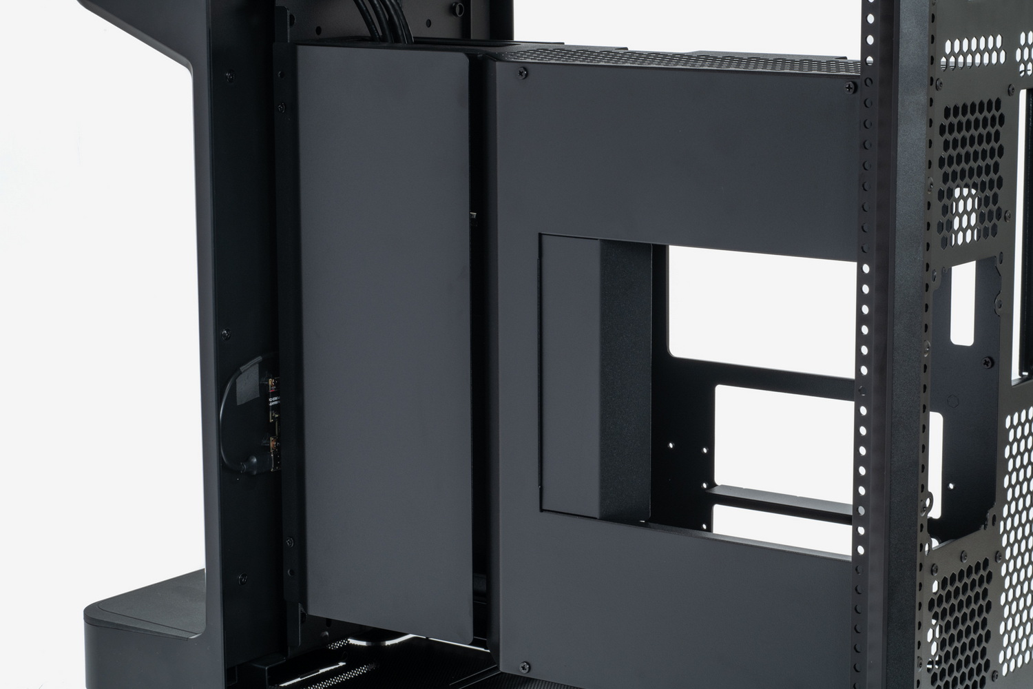 左右両側面の内部を、角度を変えて見たところ。ケーブルを隠すカバー同士の間にはケーブルを通すための隙間が設けられている。マザーボード裏のカバーは開口部を調整することも可能