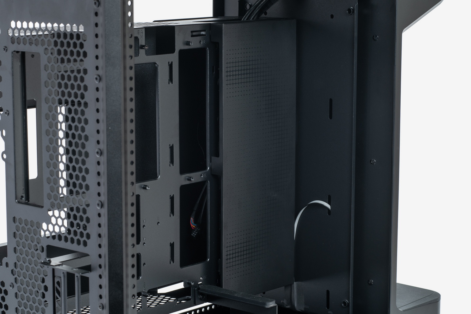 左右両側面の内部を、角度を変えて見たところ。ケーブルを隠すカバー同士の間にはケーブルを通すための隙間が設けられている。マザーボード裏のカバーは開口部を調整することも可能