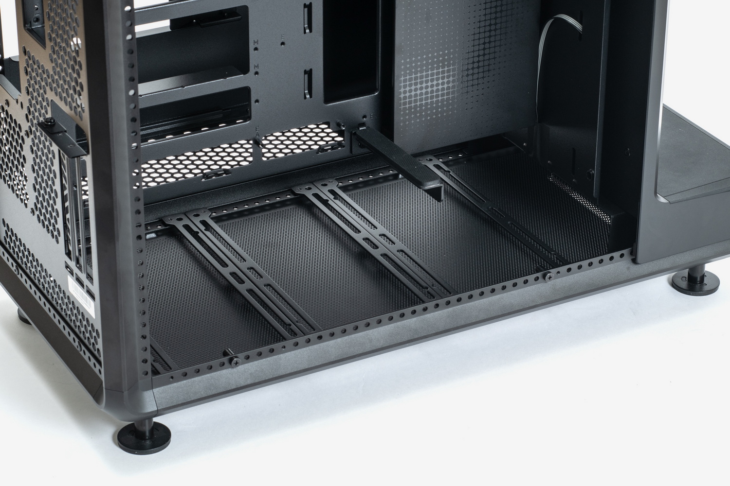 底面および天板のファン/ラジエーター取り付け部分を内部から見たところ。ケースの前後面や側面にはファンを取り付けられないが、上下に合計12基ものファンが取り付け可能。14cm～20cmファンにも対応できる