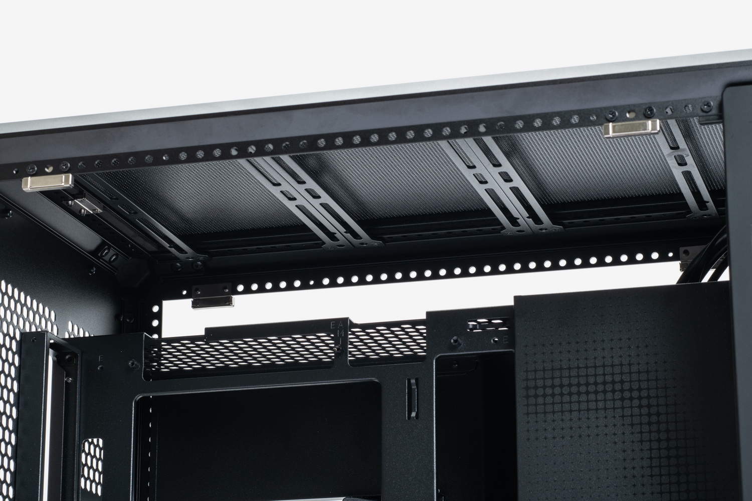 底面および天板のファン/ラジエーター取り付け部分を内部から見たところ。ケースの前後面や側面にはファンを取り付けられないが、上下に合計12基ものファンが取り付け可能。14cm～20cmファンにも対応できる