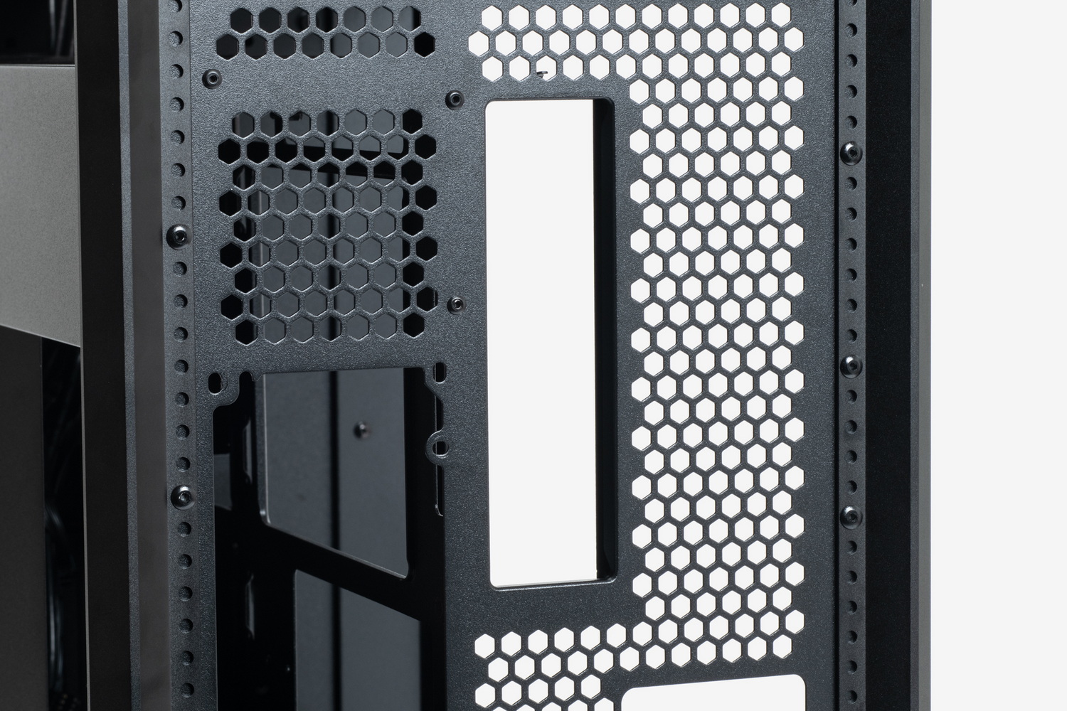 一般的なケースにはある拡張カードのブラケットが収まるスペースはなく、ビデオカードを垂直配置して固定するためのブラケット用開口部のみが設けられている。複数の拡張カードを使用することはほとんど考慮されていない。本機ほぼ唯一の“見せることに特化したために一般的なPCケースからオミットしたポイント”と言える