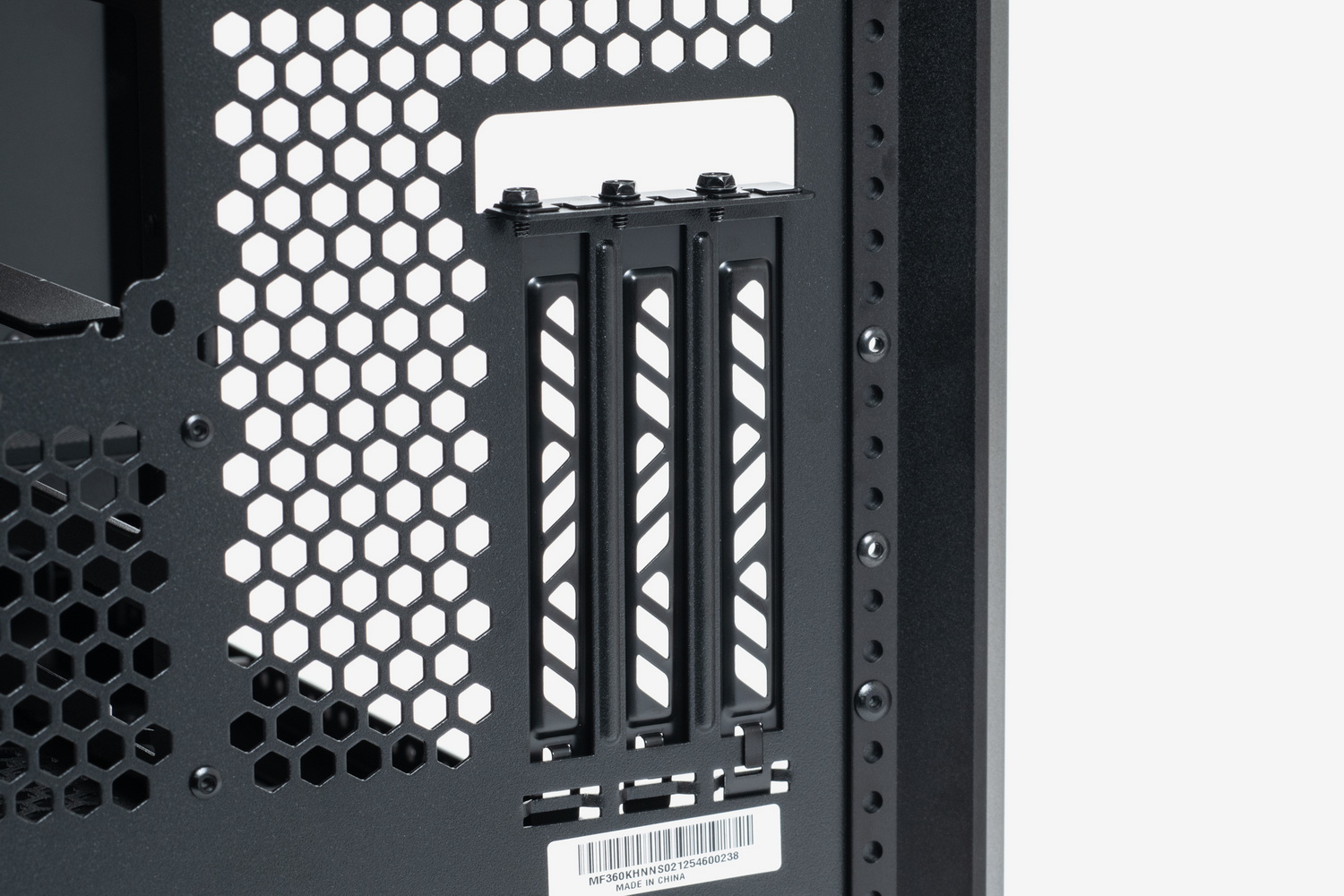 一般的なケースにはある拡張カードのブラケットが収まるスペースはなく、ビデオカードを垂直配置して固定するためのブラケット用開口部のみが設けられている。複数の拡張カードを使用することはほとんど考慮されていない。本機ほぼ唯一の“見せることに特化したために一般的なPCケースからオミットしたポイント”と言える