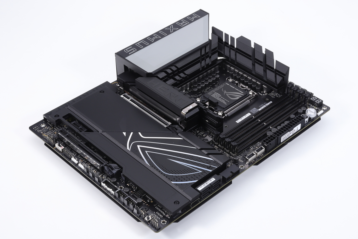 ASUSのIntel Z890マザー「ROG MAXIMUS Z890 HERO」