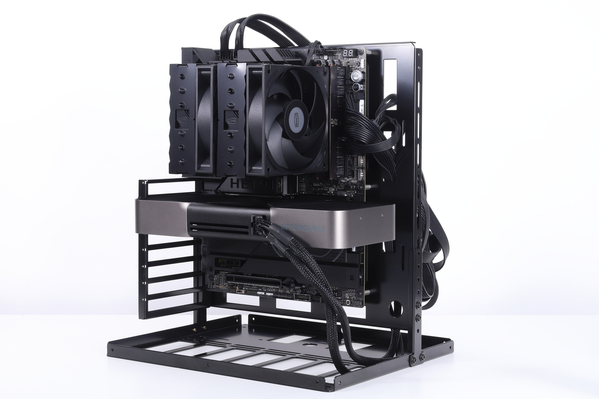 各パーツをオープンフレームに固定し、マザーボードが地面に対して垂直になる方向で設置した