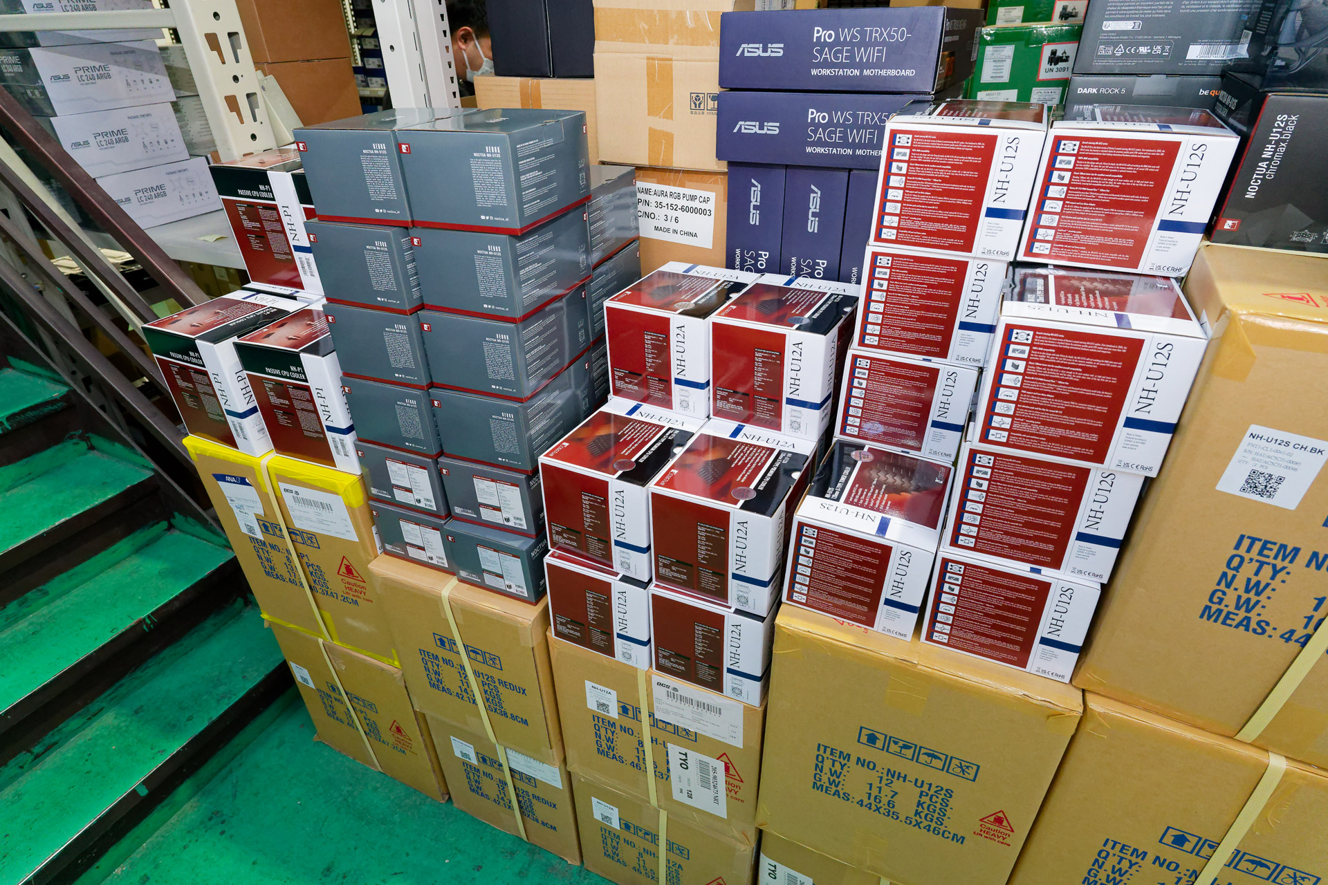 サイコムの静音モデルで積極的に採用されているNoctuaのクーラーも工場では山積みに