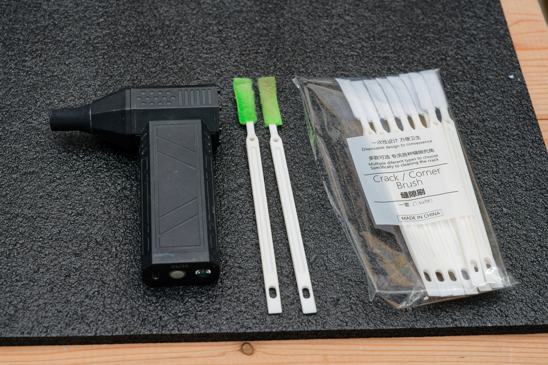 中谷さんお気に入りの掃除アイテムは、電動ブロワーと「エアコン掃除ブラシ」。ファンにこびりついたホコリもきれいに取り除けるという