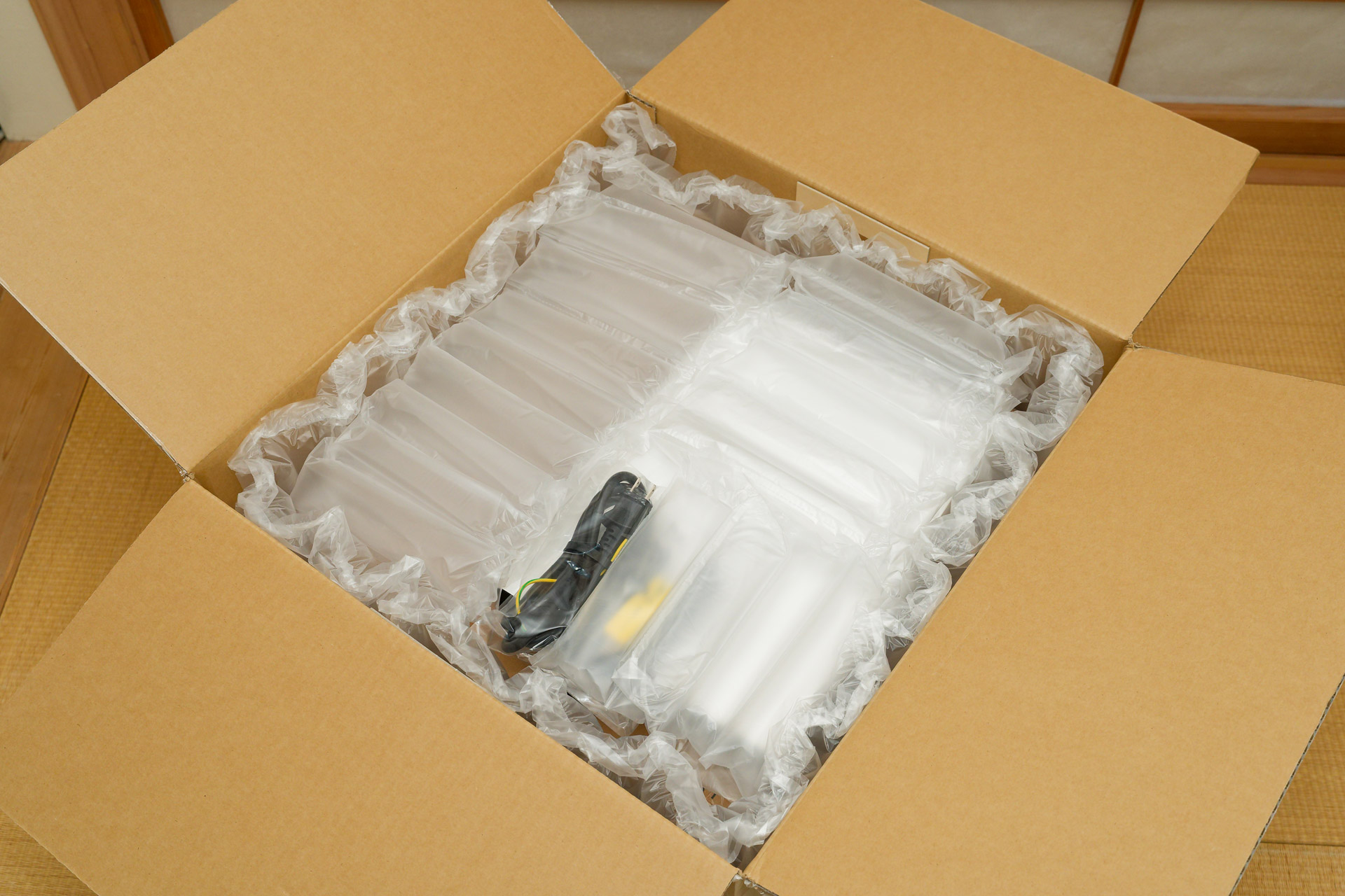 ダンボール内には緩衝材が隙間なく詰め込まれている