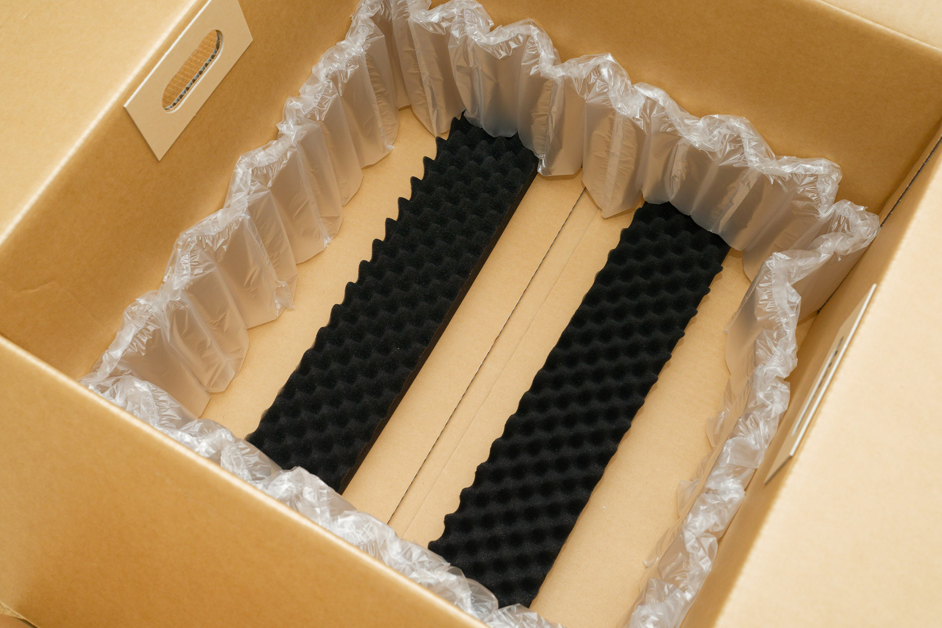 底には厚手のクッション。PCを安全に輸送するための丁寧な仕事が見て取れる