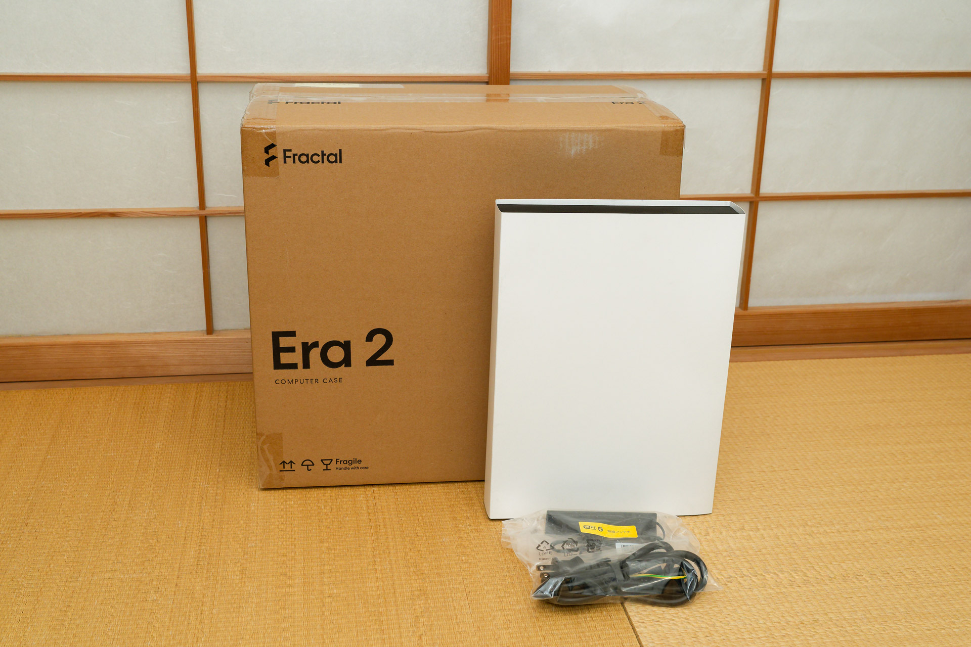 輸送用ダンボールから取り出したアイテムたち