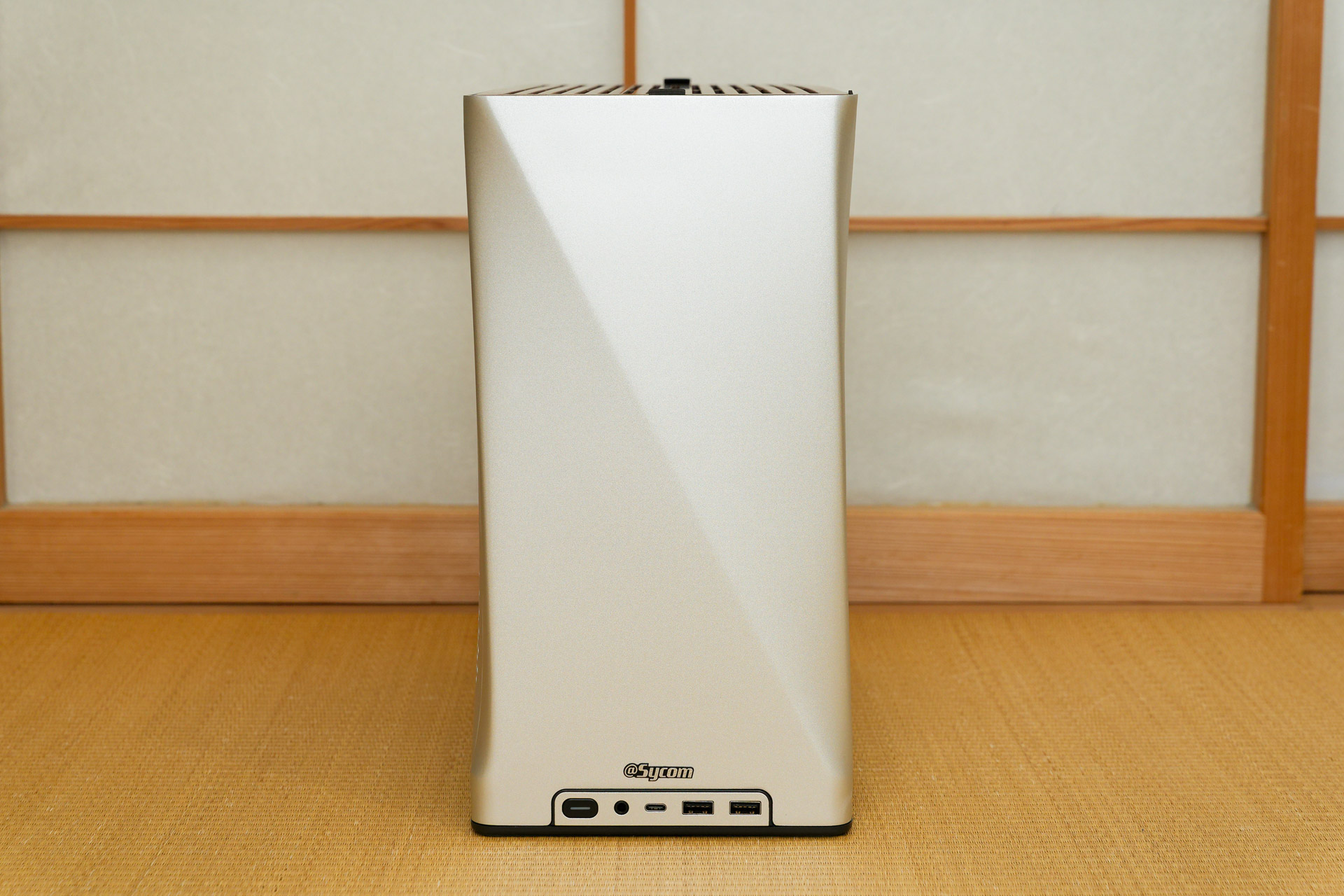 採用ケースはFractal DesignのEra 2 Silver