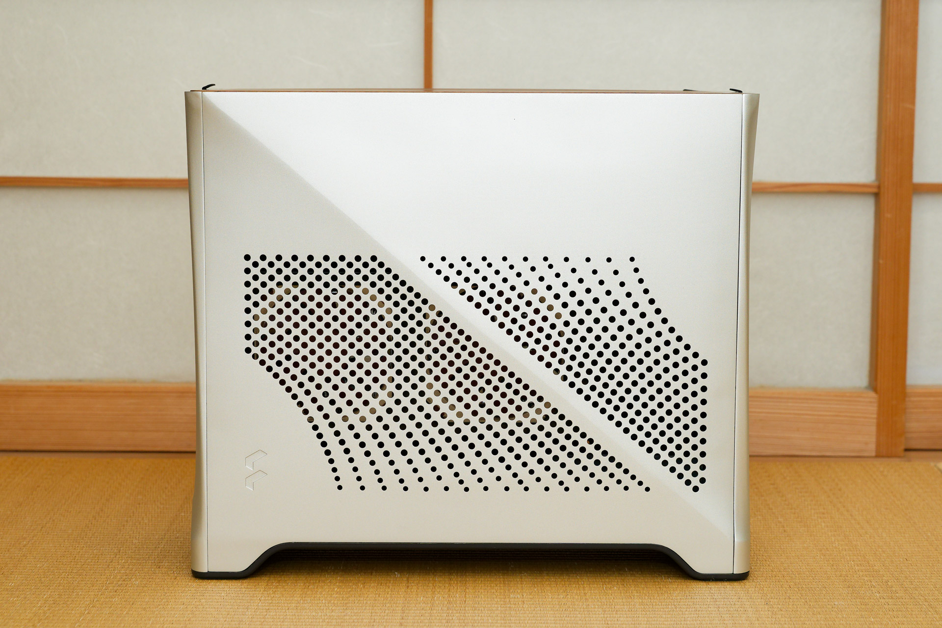 マットなアルミ筐体と、トップパネルのウォールナットは圧倒的な質感の高さ