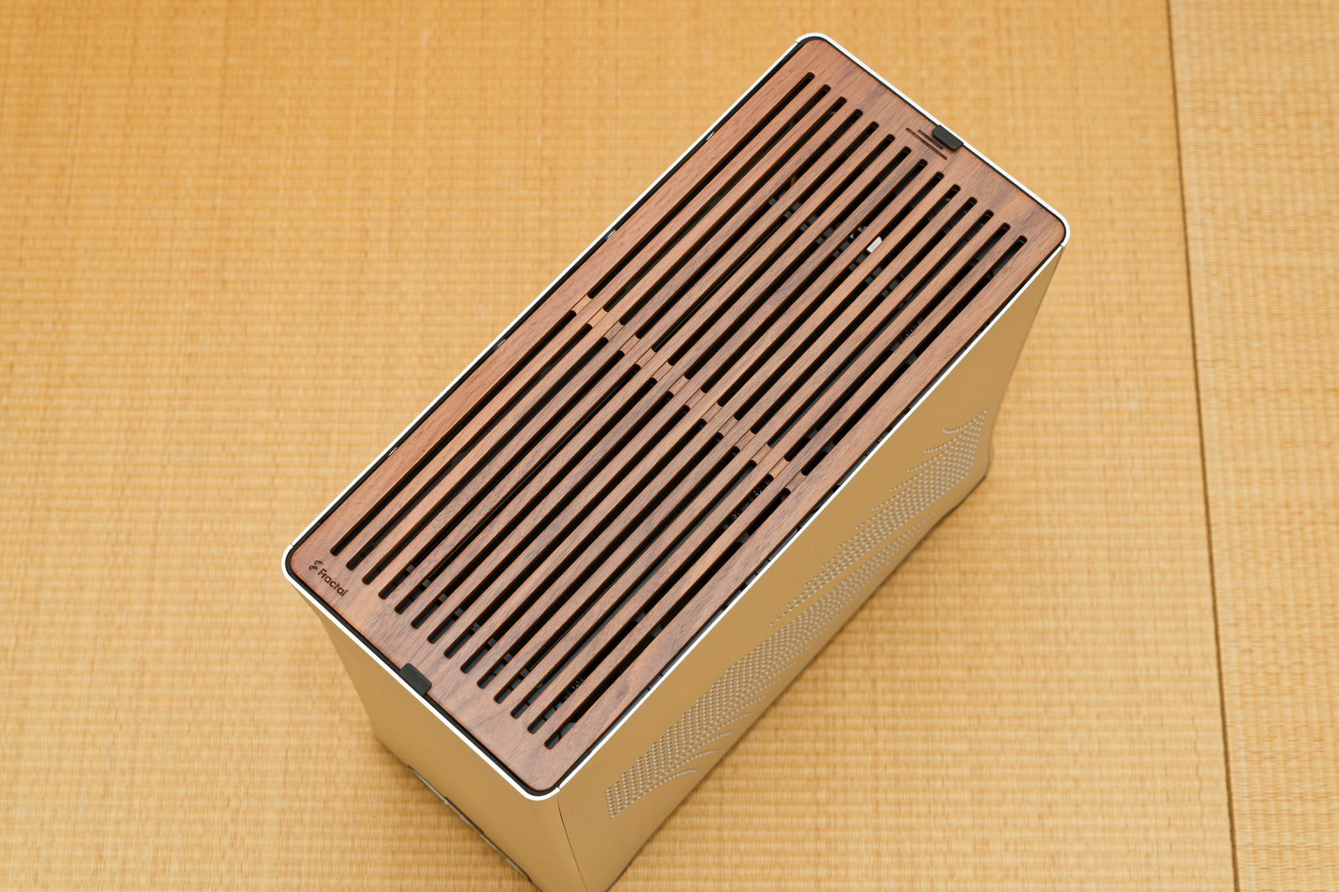 天面側には木目パネルが使われている