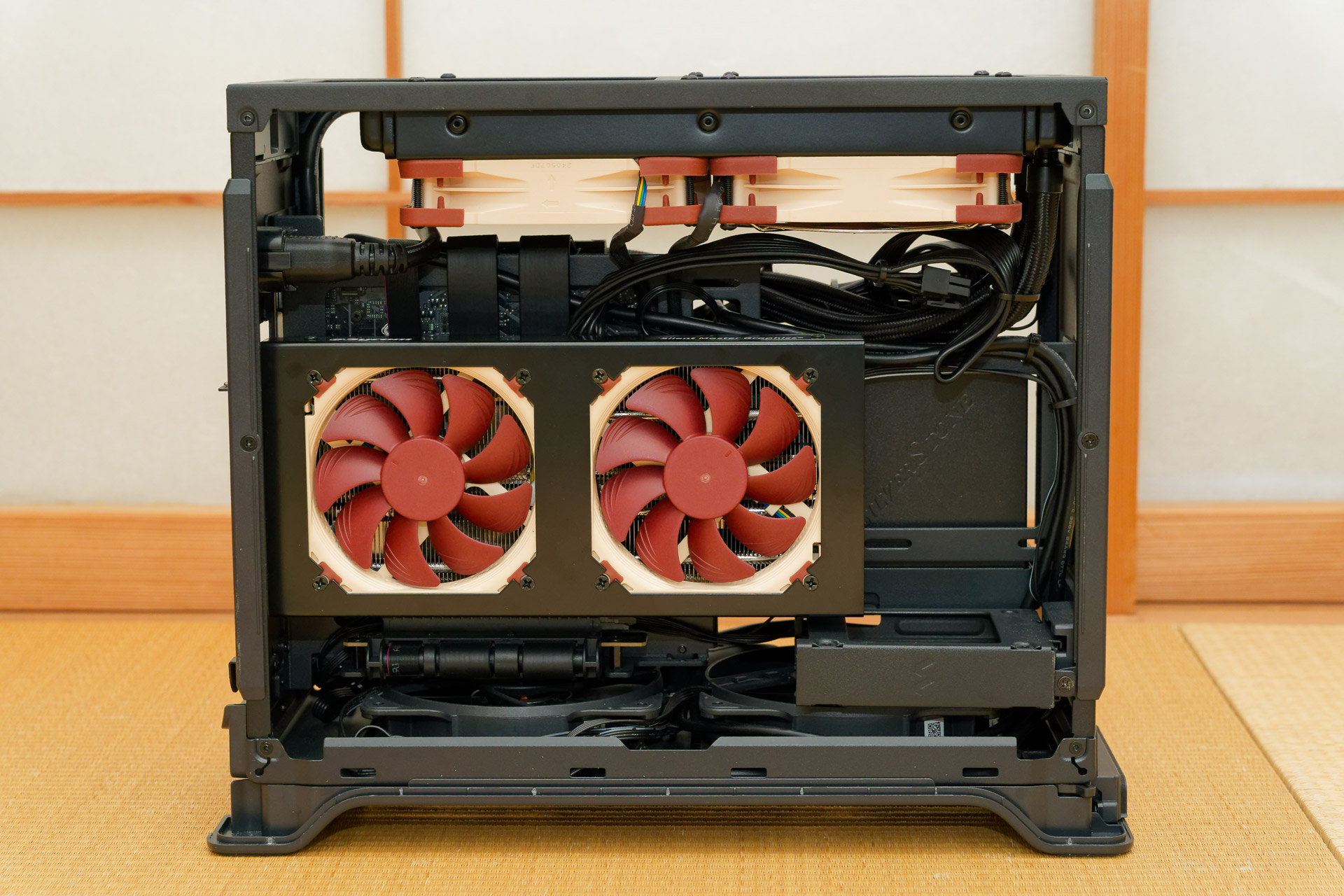静音・高耐久で知られるNoctuaのハイグレード冷却ファンが組み合わされている