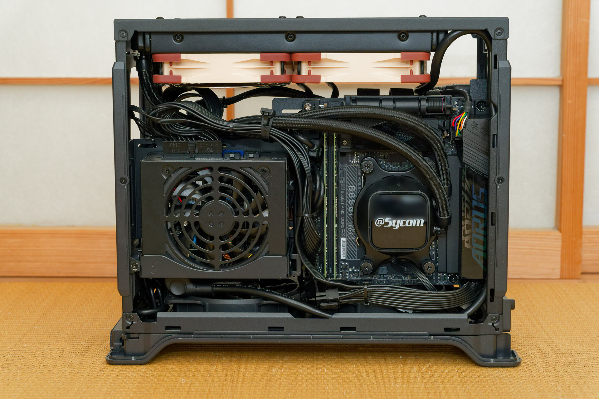 エアフローに影響しないようケーブルを取り回すのはなかなか難しいミニサイズのケース。きれいに配線されている