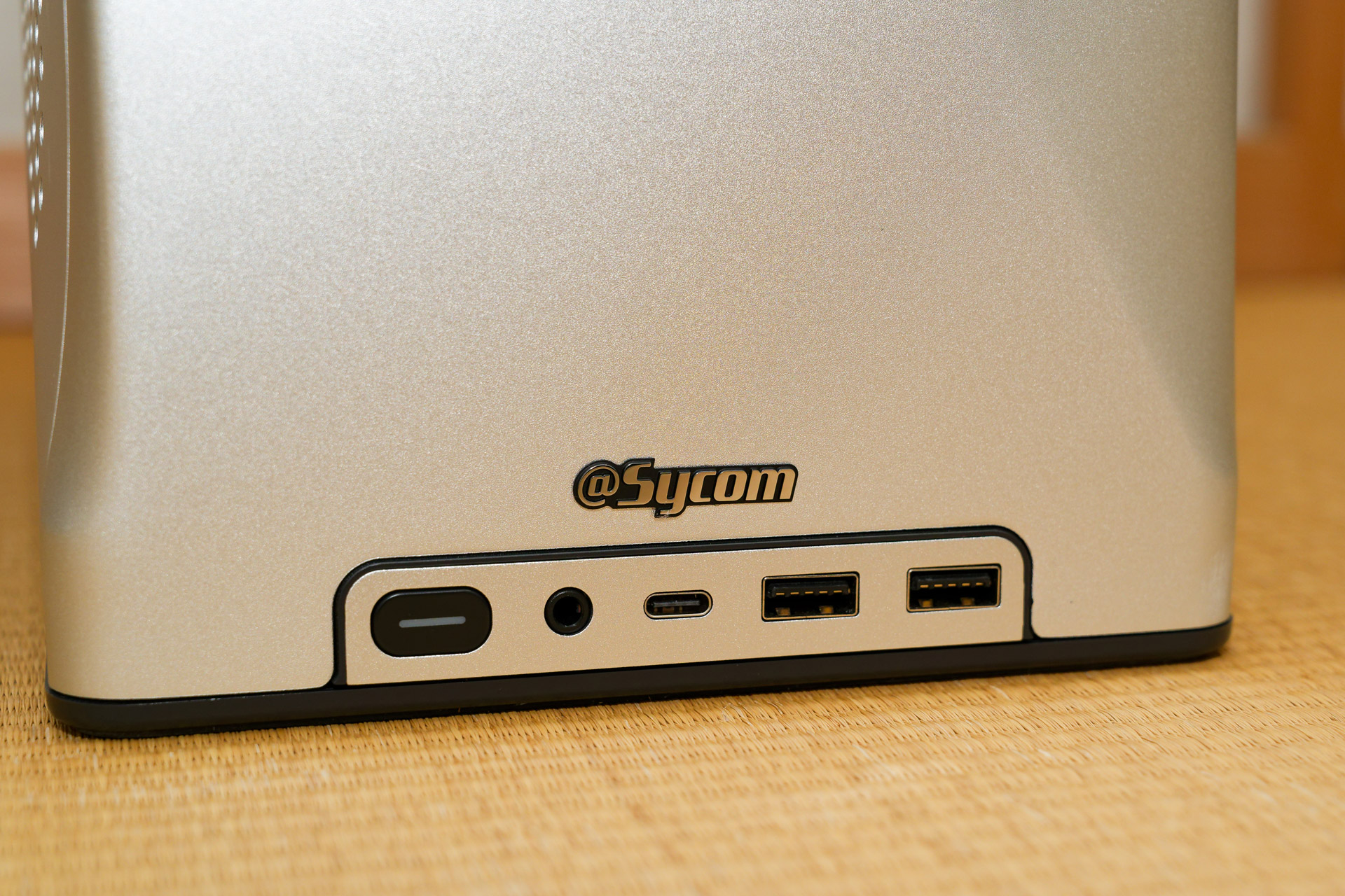 前面インターフェースは、デスク上に置いて使うときに便利な位置にある