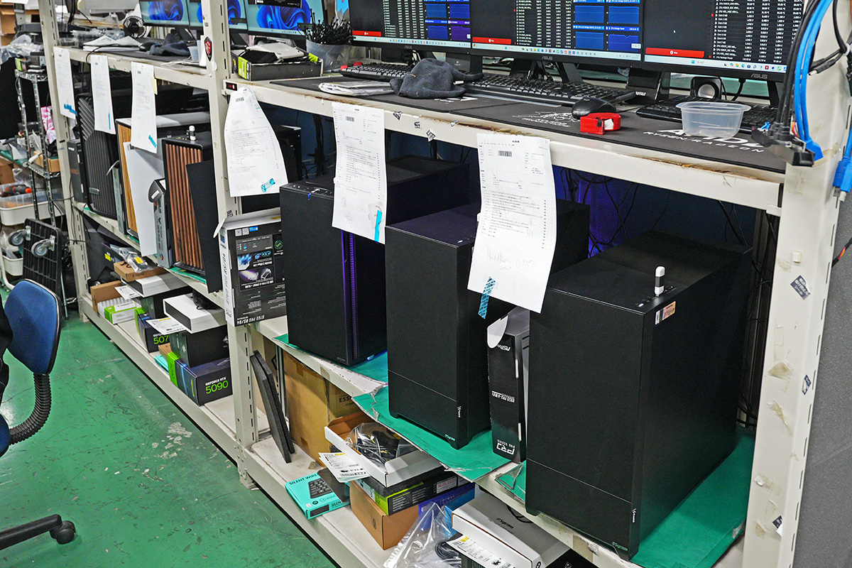 取材時にも多数のPCの出荷前テストが行われていた