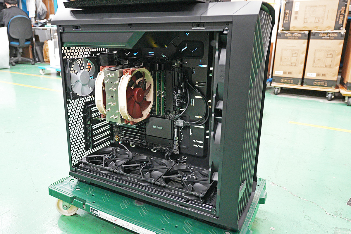 ほぼ組み上がった超ハイエンドモデルも台車に乗せられていた