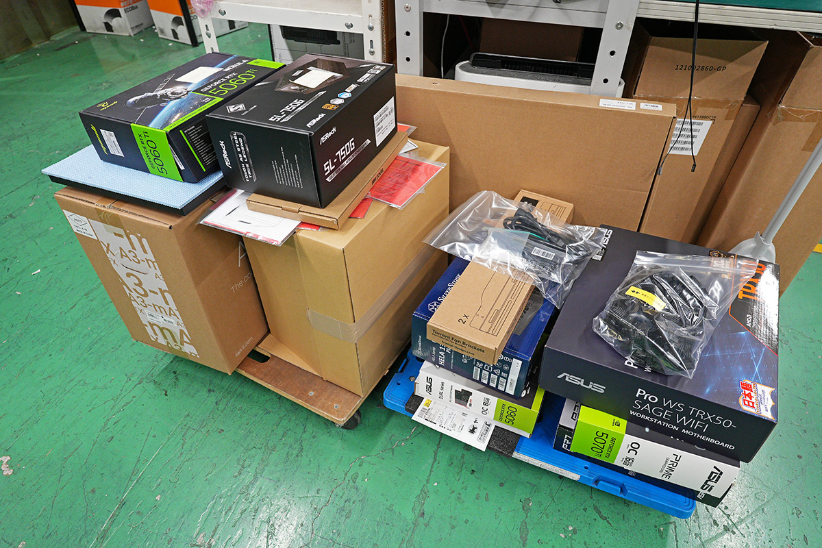 ピッキングされた組み立て待ちのPCパーツ、有名メーカーのパーツが多い
