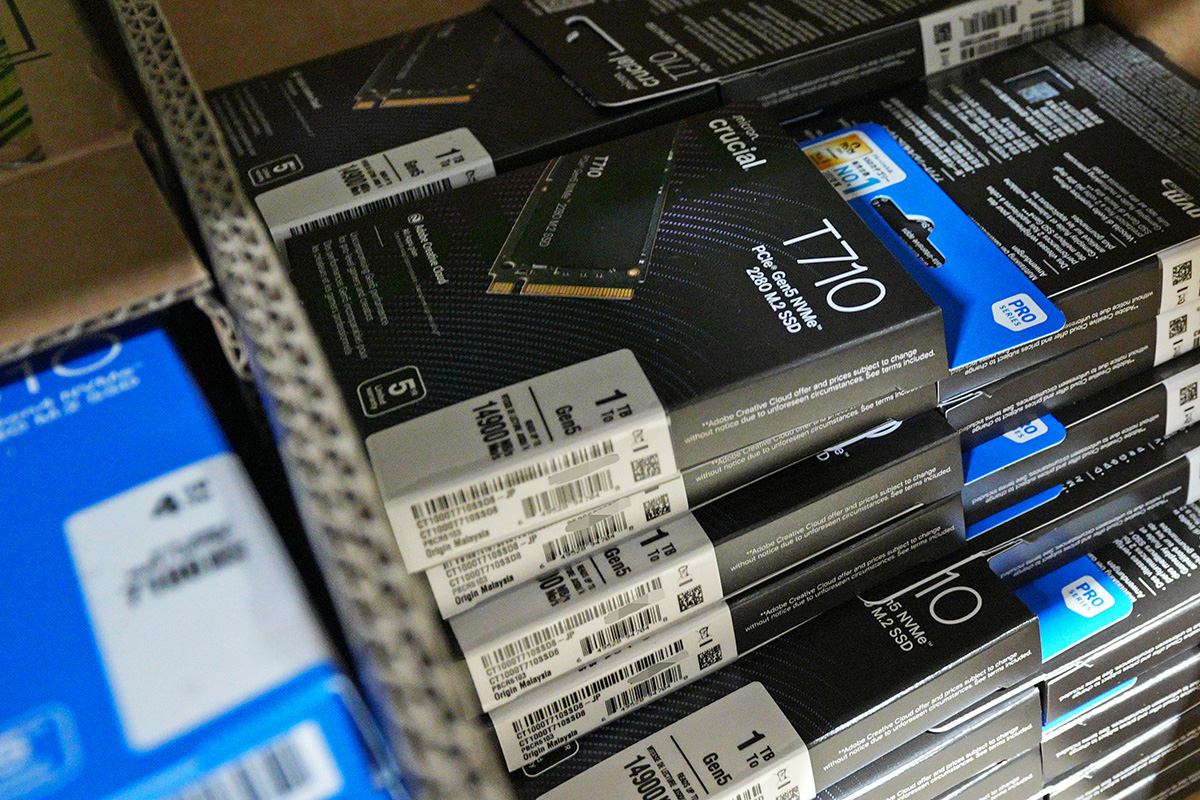 定番ながらブランド撤退が決定しているCrucialのメモリとSSDだが、まだまだかなりの数が工場にストックされていた