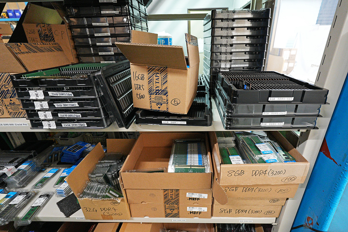 サイコムの工場には多数のメモリがストックされていた。価格高騰前は64GB構成を選ぶユーザーが最多だったが、現在は32GB構成が多いという