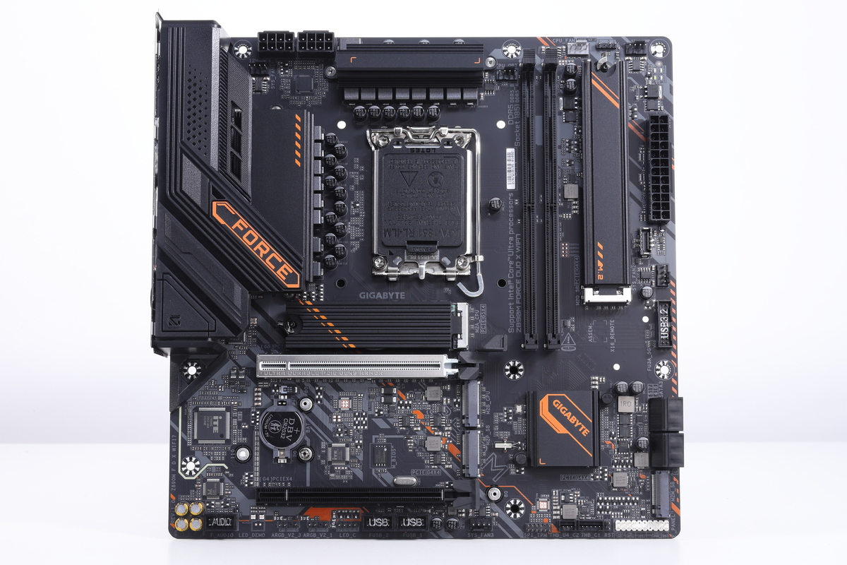 黒を基調にオレンジを加えたカラーリングのZ890M FORCE DUO X WIFI7。上位チップセットであるIntel Z890を搭載した珍しいmicroATXマザーボードだ