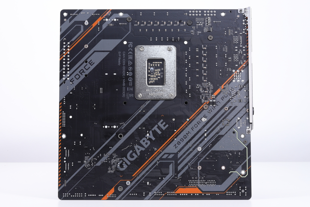 基板裏面。スロットやコネクタなどは基板表面側に集約されているため、裏面に目立つ部品は存在しない