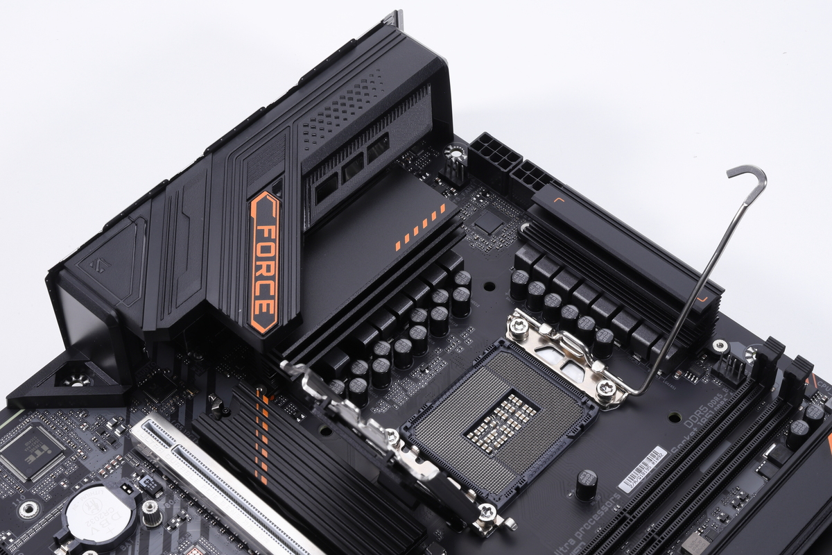 CPU用に60A DrMOSを採用する12フェーズのデジタルVRMを搭載、マルチコアCPUの性能を最大限に引き出す電力供給能力を実現