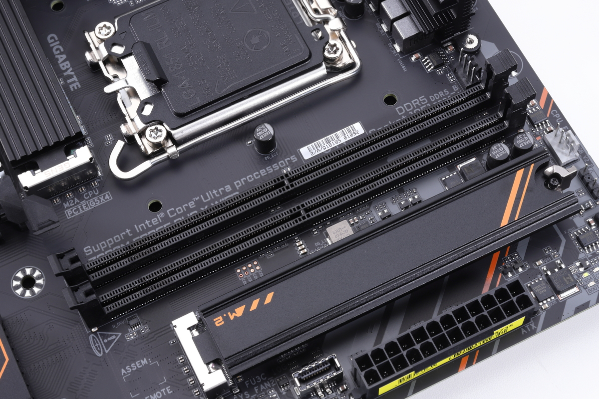 2本のメモリスロットを搭載。最高9,733MT/sの速度に対応(OCメモリ使用時、CQDIMM使用時はOCで最高8,000MT/対応)。CQDIMMを利用すれば最大256GB(128GB×2)のメモリ容量を実現できる