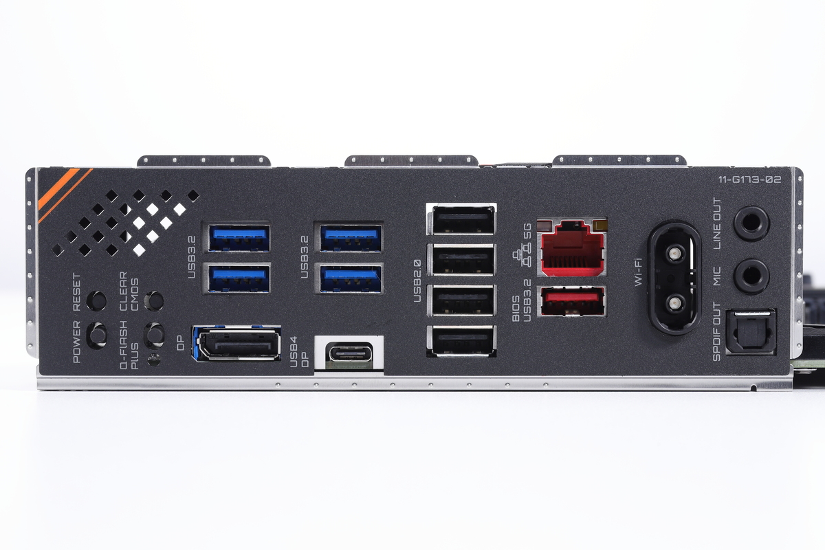 バックパネルインターフェイス。40Gbps対応USB4、5GbE、Wi-Fi 7などモダンで高速なインターフェイスを標準装備