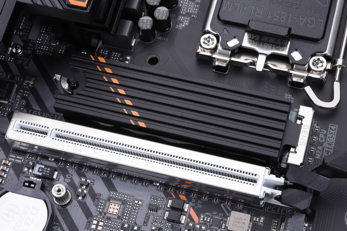 M2A_CPUスロット。CPU直結のM.2スロットでPCIe 5.0 x4接続に対応、冷却ヒートシンクを標準搭載