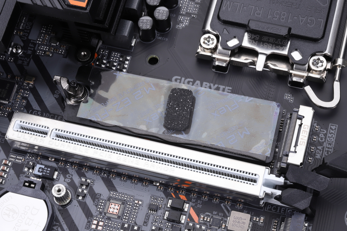 M2A_CPUスロットの裏面用のヒートシンクは独自のM.2 EZ-Flex仕様で、ヒートシンクが上下に弾性可動することでSSDとより密着する仕組みになっている