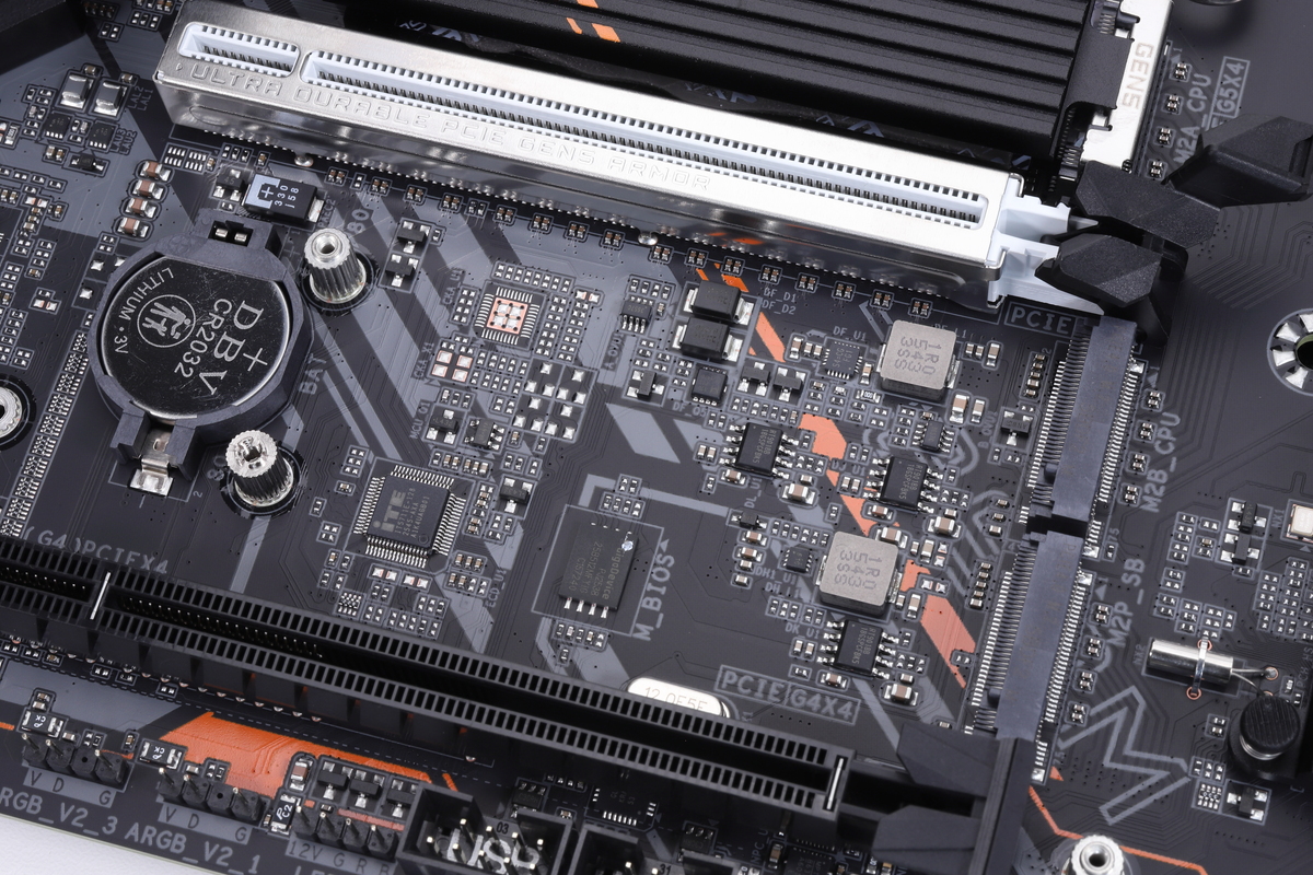 拡張スロット間に配置されたM.2スロット。画像奥側のM2B_CPUがCPU直結、手前のM2P_SBはチップセット接続で、いずれもPCIe 4.0 x4対応