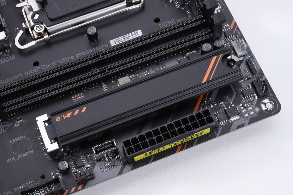 メモリスロット脇のM.2スロット(M2Q_SB)、SSD冷却用ヒートシンクを標準搭載。