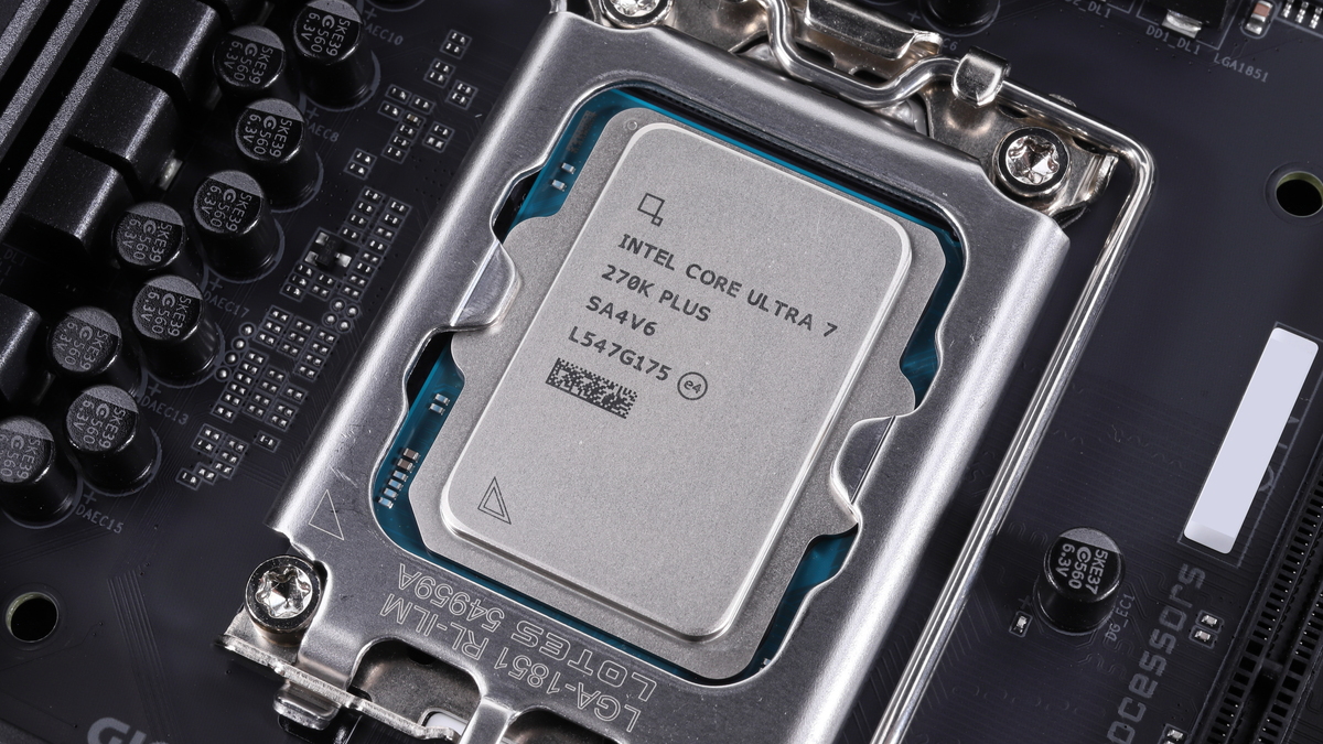 24コアCPU「Core Ultra 7 270K Plus」を搭載してテストを行う