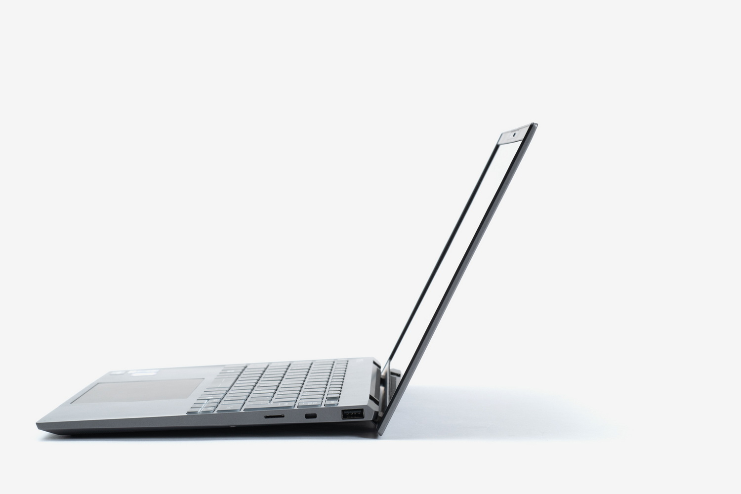 右側面にはUSB 5Gbps、microSDカードスロットが並ぶ