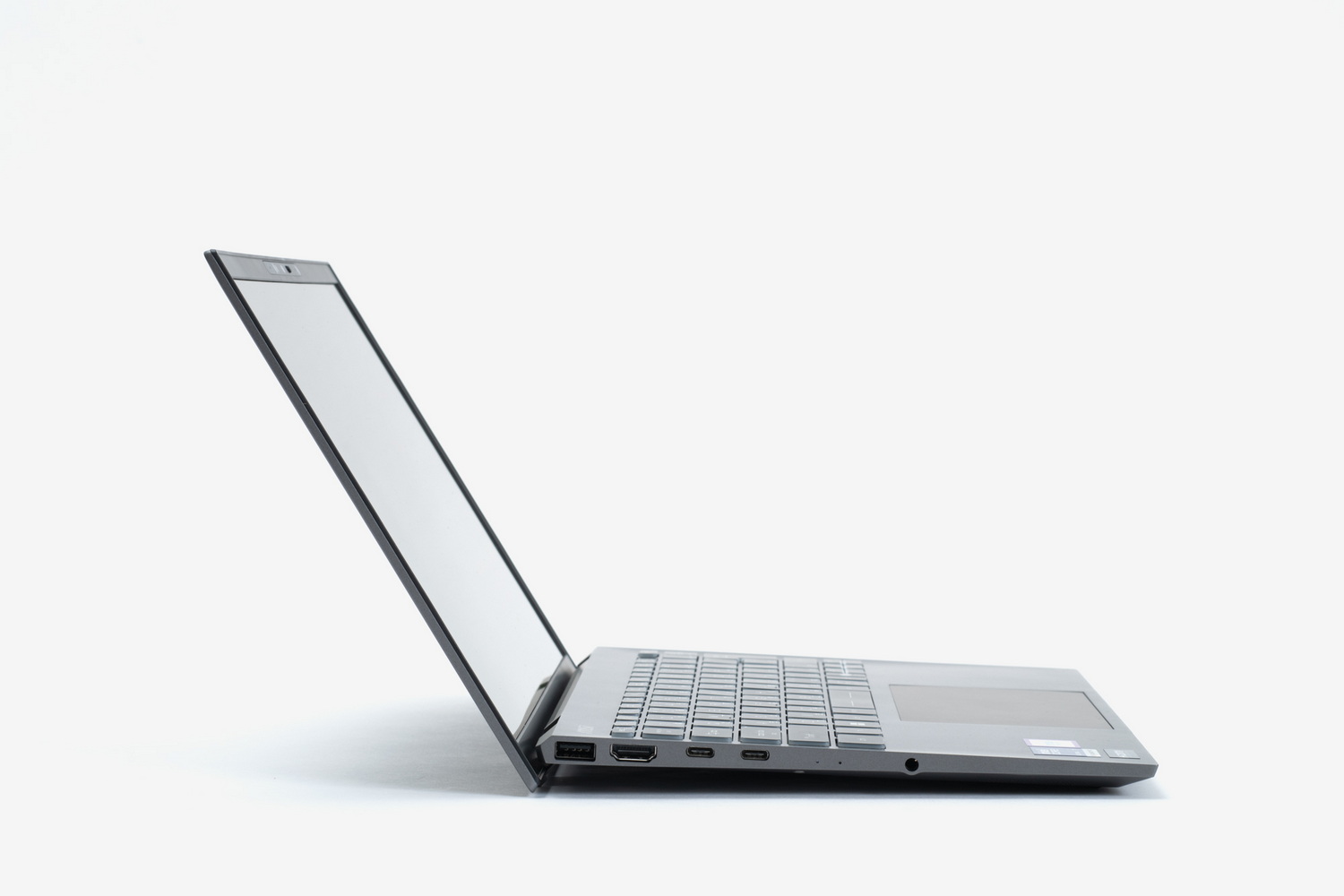 左側面にUSB 5Gbps、HDMI出力、Thunderbolt 4×2、ヘッドセット端子を搭載