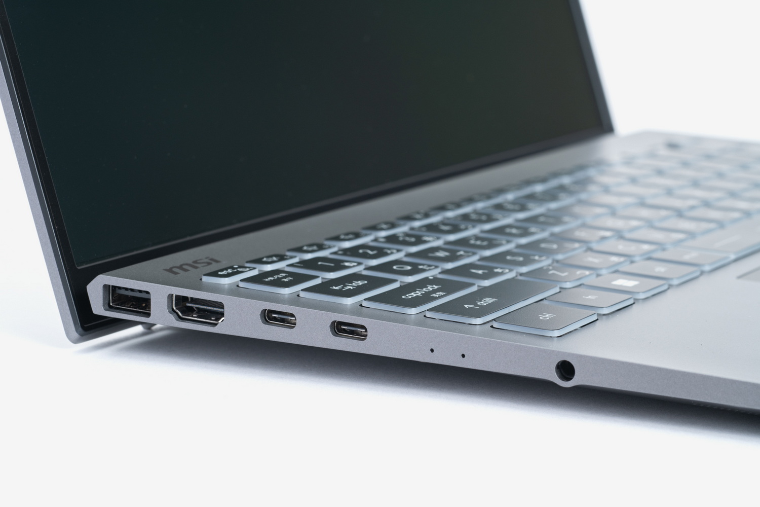左側面にUSB 5Gbps、HDMI出力、Thunderbolt 4×2、ヘッドセット端子を搭載