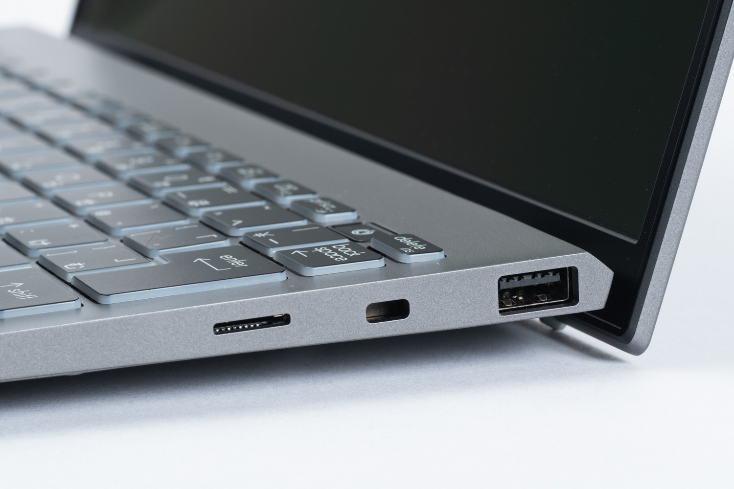 右側面にはUSB 5Gbps、microSDカードスロットが並ぶ