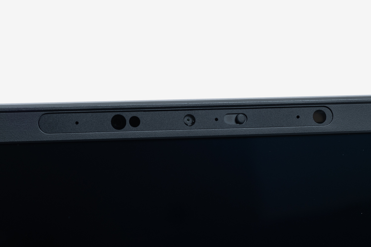 上部には207万画素のWebカメラとマイクを搭載。物理シャッターも備える